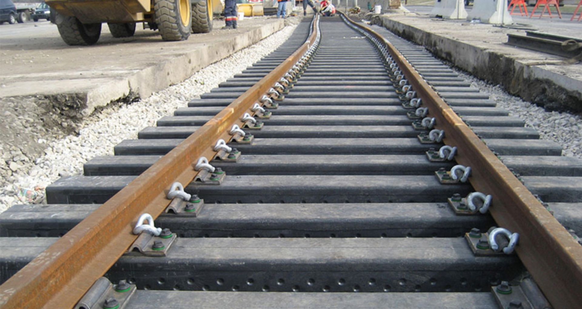 Укладка жд путей. Укладка рельсового пути. Композитные шпалы для ржд. Укладка жд путей. Укладка рельсошпальной решетки железнодорожного пути.