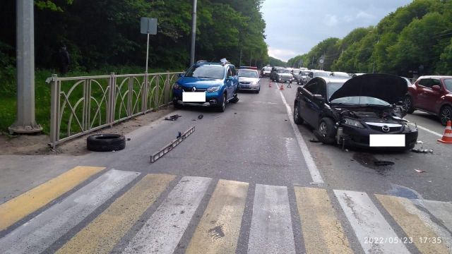 В Ставрополе произошло массовое ДТП из-за водителя-торопыги В Ставрополе произошло массовое ДТП из-за водителя-торопыги