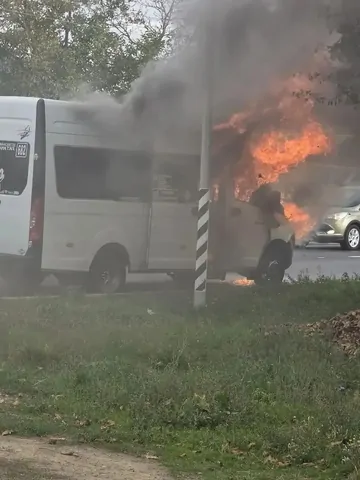 Пассажирский микроавтобус полностью сгорел в селе на Ставрополье