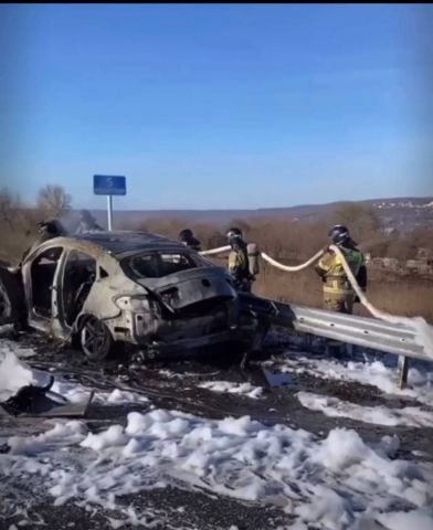 На Ставрополье в ДТП загорелся автомобиль, 2 человека пострадали На Ставрополье в ДТП загорелся автомобиль, 2 человека пострадали
