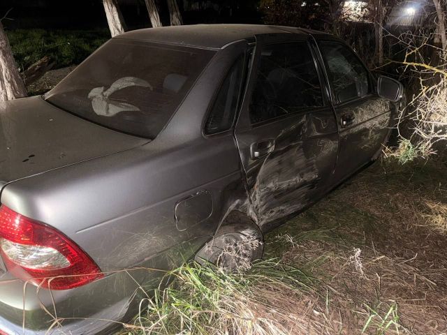 Несовершеннолетний водитель пострадал от столкновения с деревом на Ставрополье