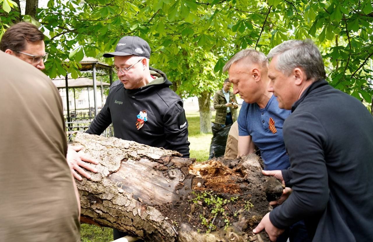Губернатор Ставрополья принял участие в субботнике в селе Кочубеевское