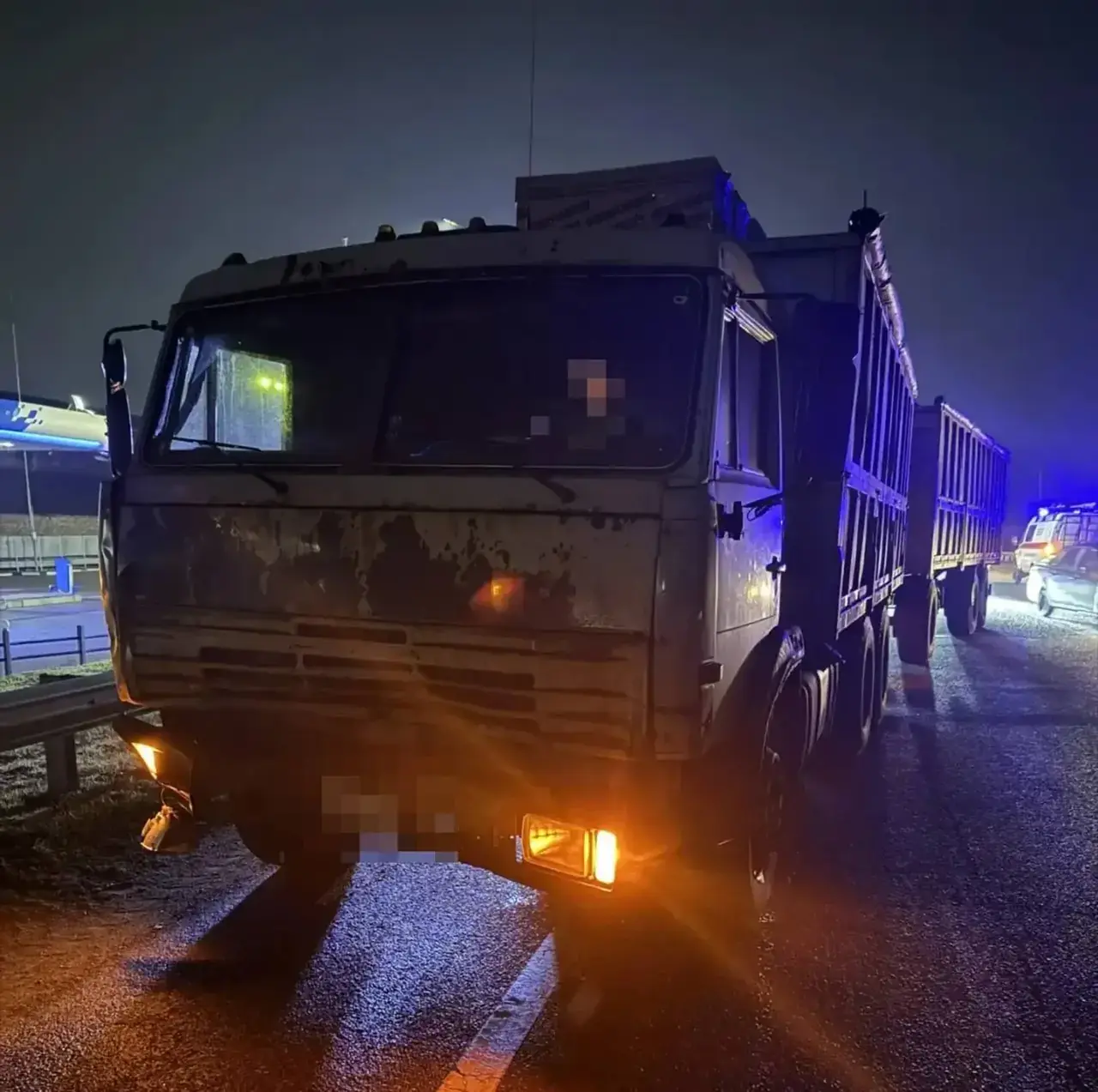 КамАЗ протаранил ВАЗ на трассе: один человек погиб