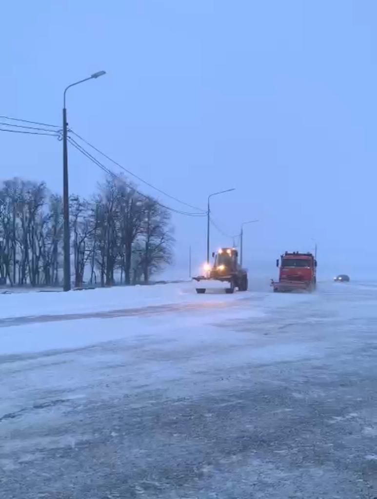 Региональные дороги Ставрополья очищают 420 снегоуборочных машин