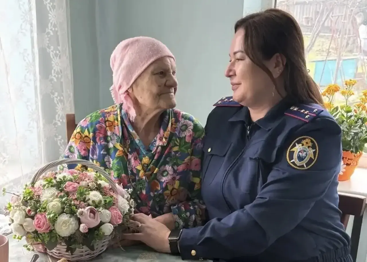 На Ставрополье сотрудники Следкома поздравили 97-летнюю труженицу тыла с 8 Марта