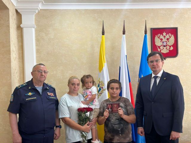 В Кисловодске семье погибшего участника СВО передали Орден Мужества