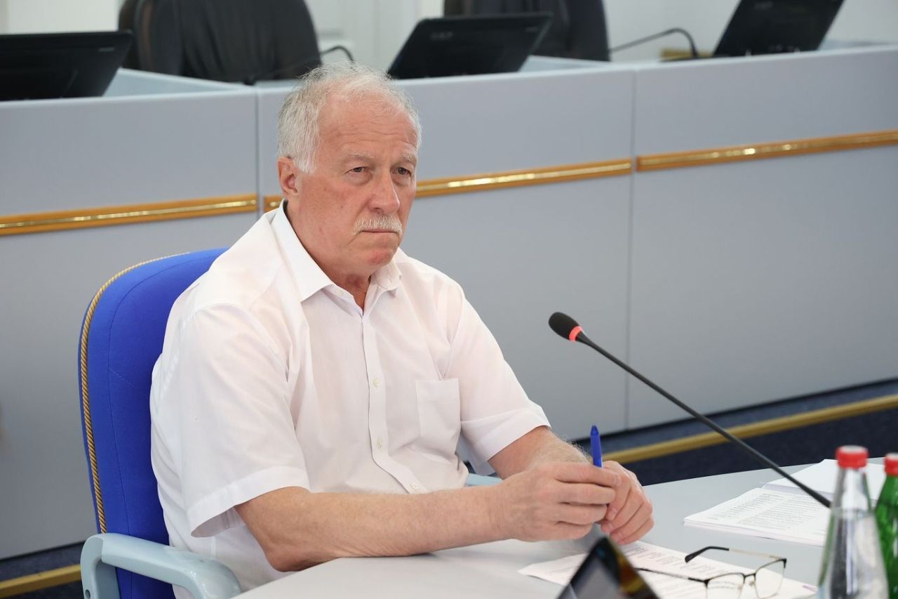 Николай Великдань поручил подготовить предложения по решению проблемы нехватки медиков