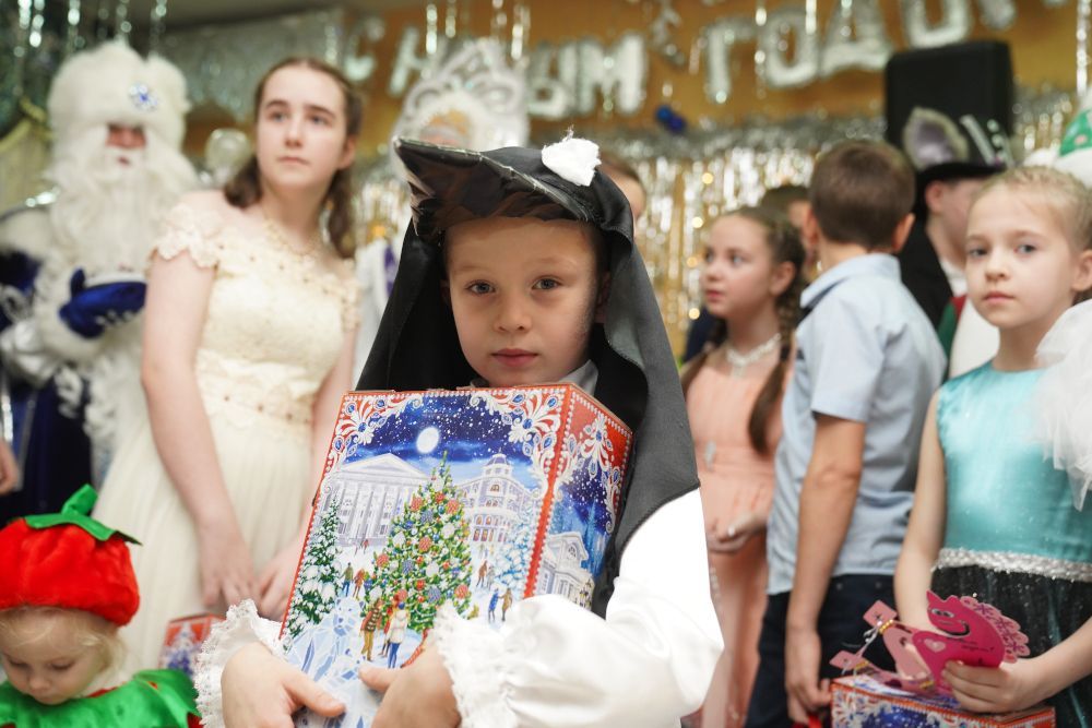 Сладкие подарки и яркое представление: «Газпром трансгаз Ставрополь» поздравил воспитанников детских домов с Новым годом