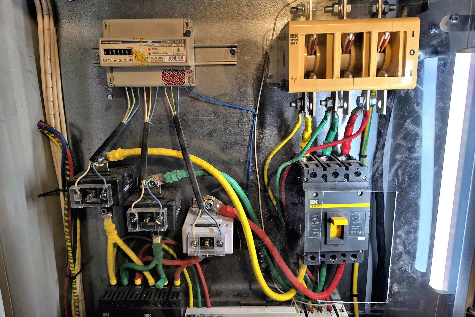 В трёх домах Ставрополя спустя почти полвека обновили электросети за 22,7 млн рублей