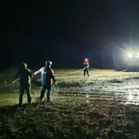 В Ставропольском крае спасли семью, застрявшую в грязи на машине