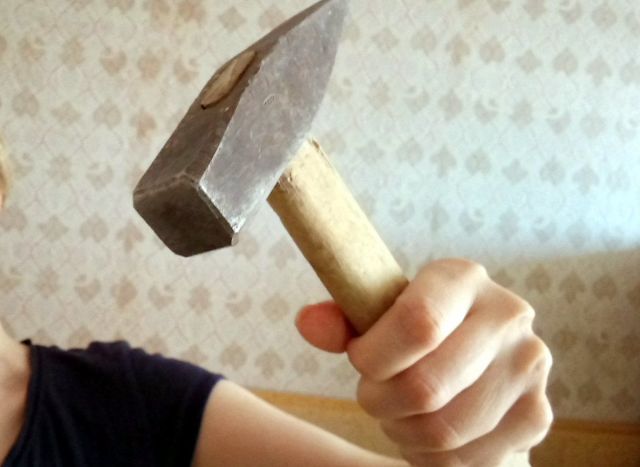 Мужчина с молотком угрожал убийством ставропольчанке Мужчина с молотком угрожал убийством ставропольчанке