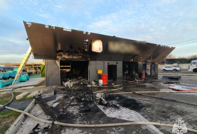 Крупный пожар случился на автомойке в Ставрополе