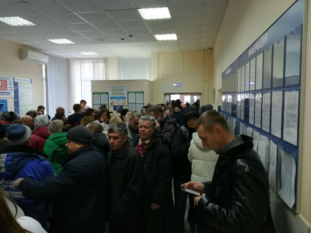 Минздрав очередь. В очереди за мёдом. Минздрав очередь. Очередь фото. Очередь студентов.