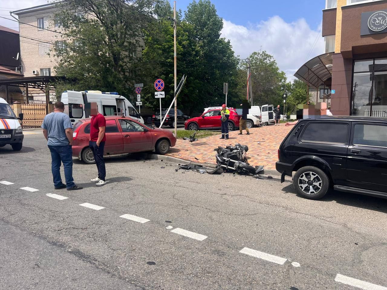 Неправильный поворот стал причиной аварии с мотоциклистом и двумя пострадавшими