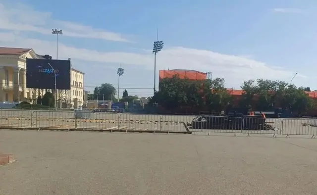 Ледовый каток начали монтировать в центре Ставрополя