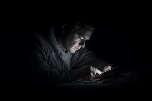Почему нельзя заряжать телефон ночью: вся правда
