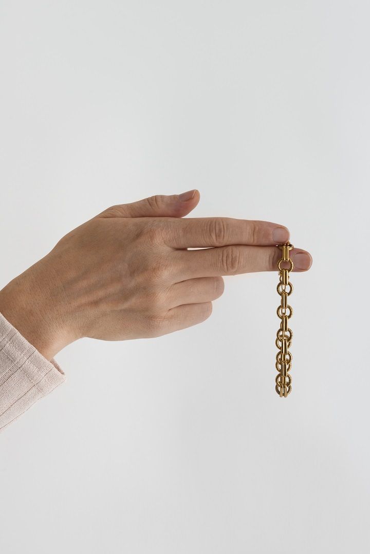 В Пятигорске мужчина украл золотую цепочку у спящей гостьи подруги