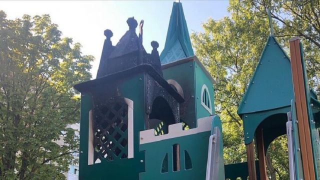 В Солнечнодольске подростки сожгли игровой комплекс В Солнечнодольске подростки сожгли игровой комплекс