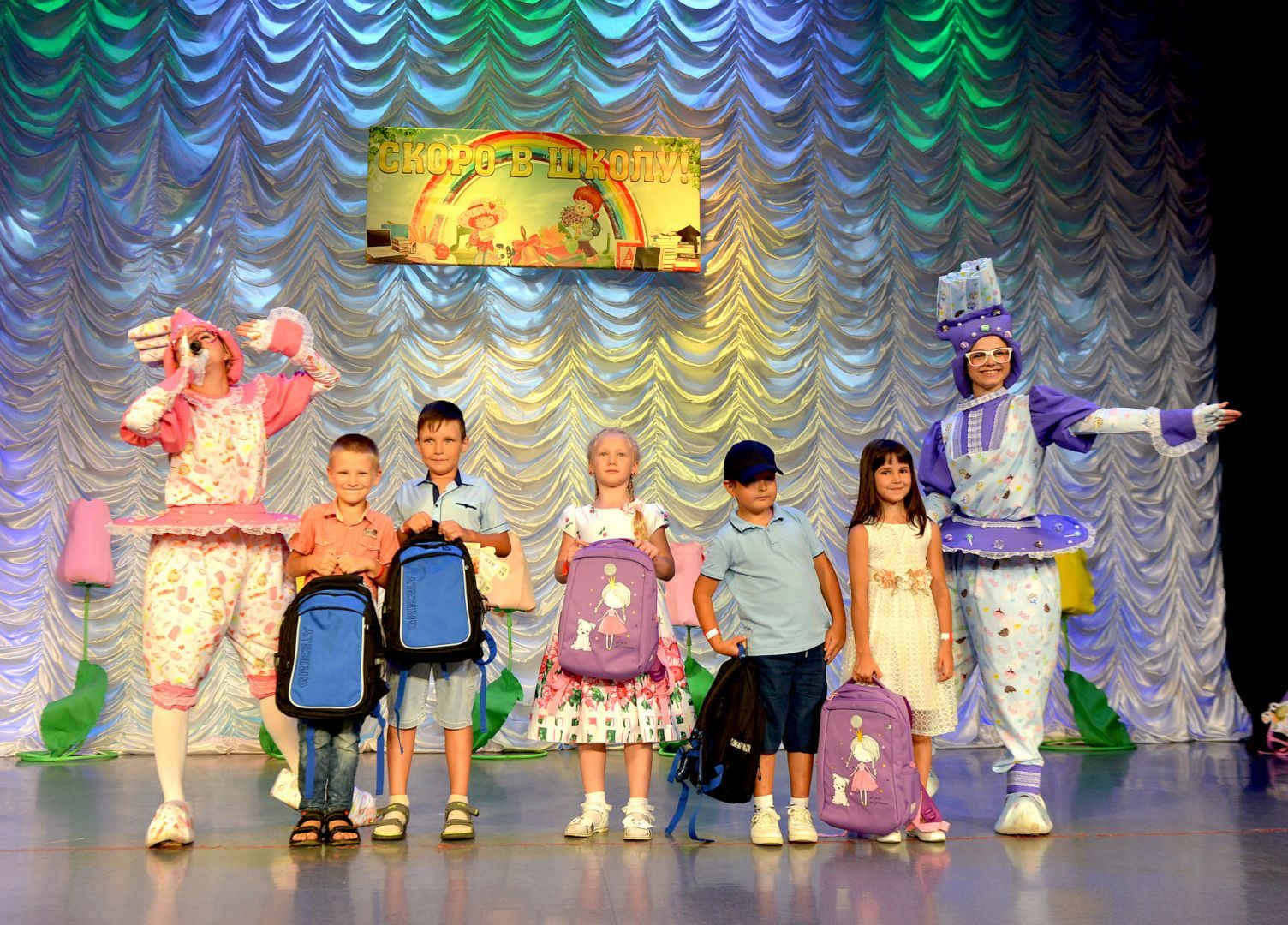 Дети сотрудников невинномысских предприятий компании «ЕвроХим» получили в подарок ранцы