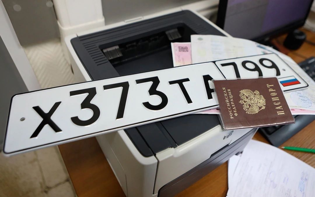 В России начнут штрафовать водителей за езду с автомобильными номерами без триколора