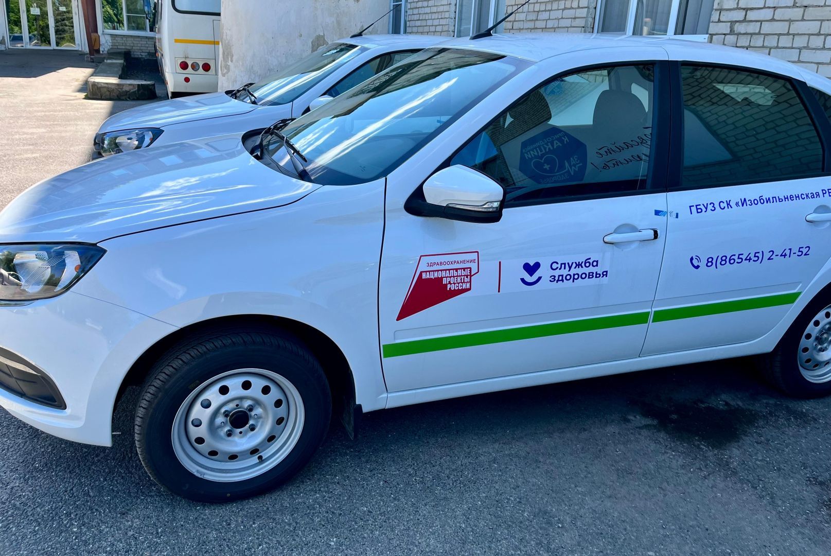 Изобильненская больница получила 12 новых автомобилей для медпомощи
