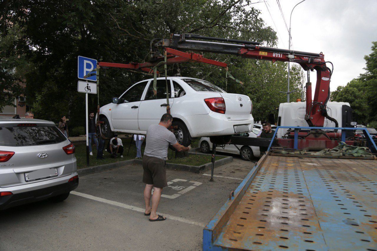 Машины нарушителей эвакуировали у ставропольского пруда