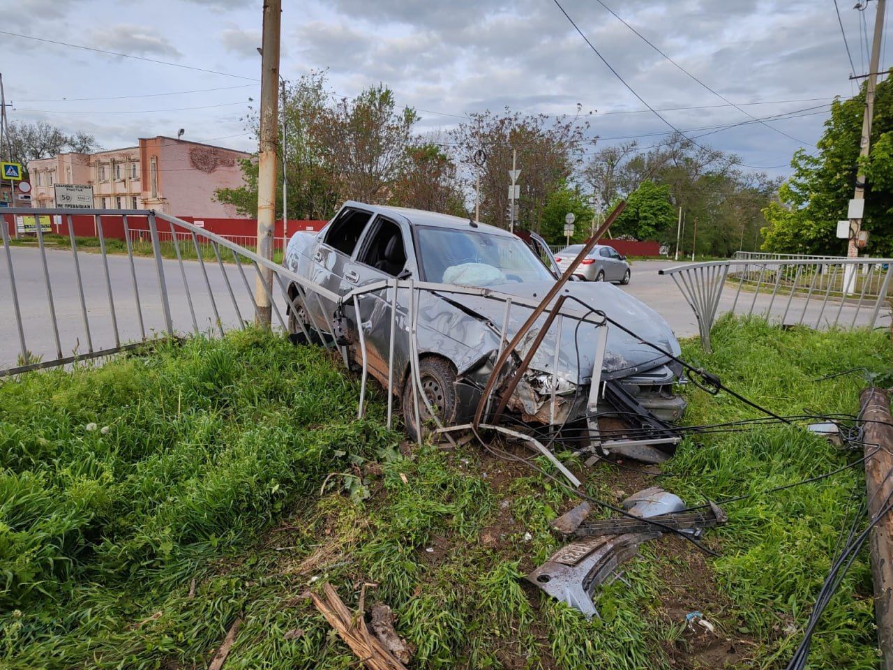 Двое парней госпитализированы после ночной аварии