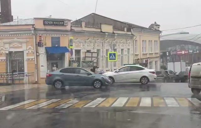 Снег и сильный боковой ветер затрудняют движение в Ставрополе