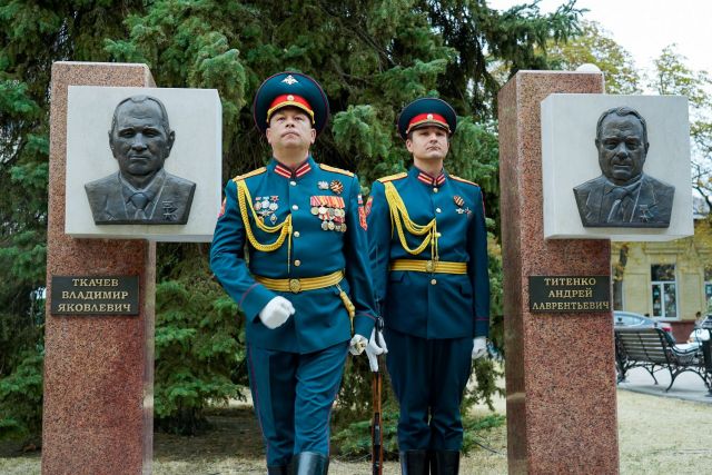 На Аллее почётных граждан Ставрополья открыли пилоны двум героям Советского союза На Аллее почётных граждан Ставрополья открыли пилоны двум героям Советского союза