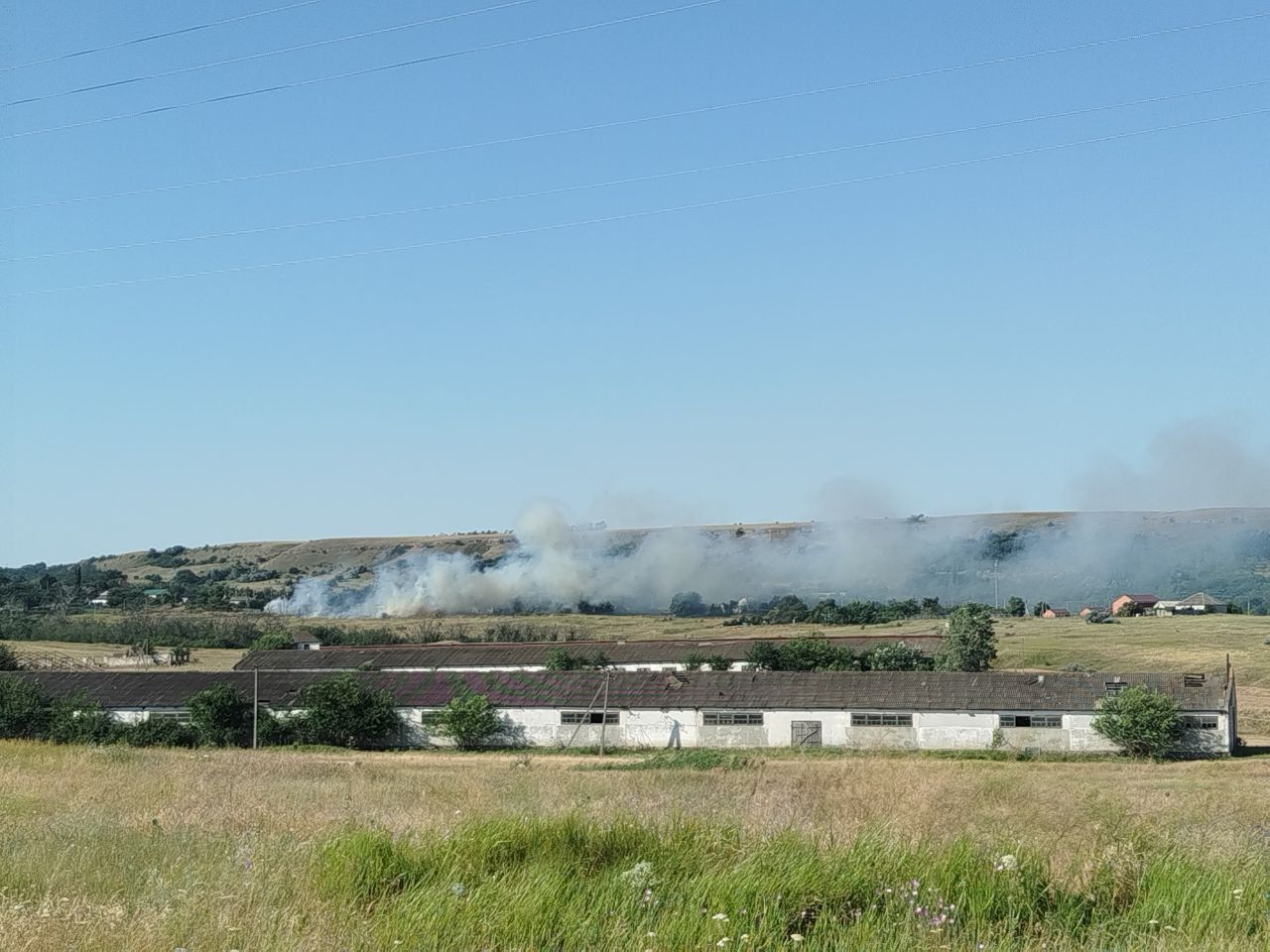 Огонь на полях угрожает строениям в Петровском округе