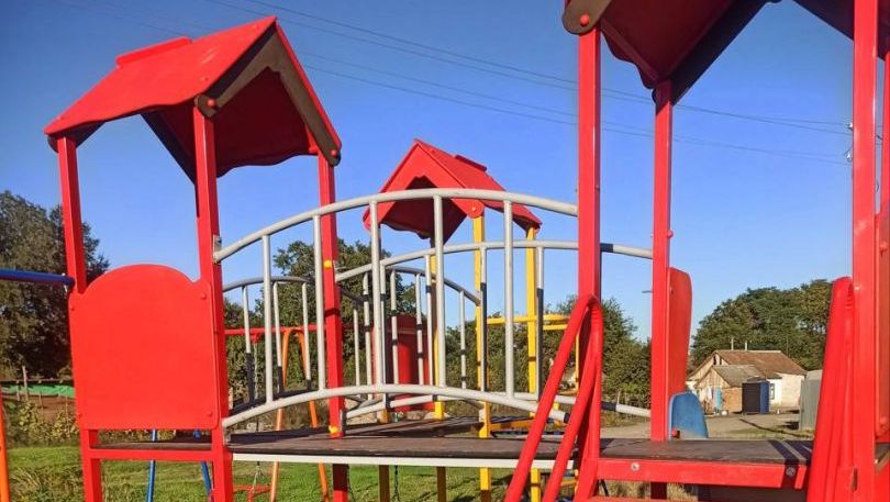 Новую детскую площадку установили в Кировском округе
