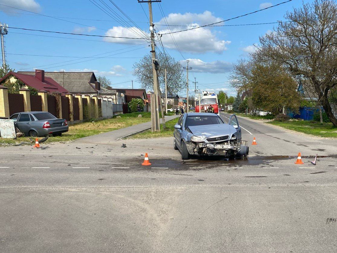 Легковушки не поделили перекресток в Новопавловске