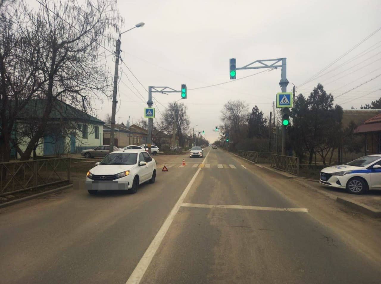 Под колеса автомобиля попала 7-летняя девочка, перебегавшая дорогу на красный свет