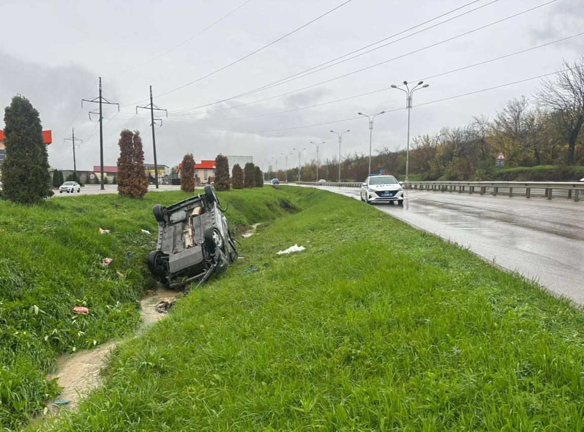 Иномарка опрокинулась в Пятигорске