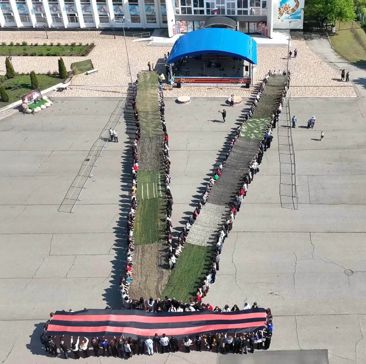 120-метровую масксеть и копию Георгиевской ленты развернули в Кочубеевском накануне Дня Победы