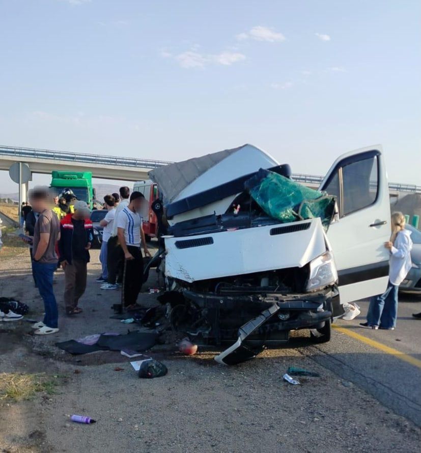 18-летний житель Запорожья погиб при столкновении автобуса и грузовика на Ставрополье