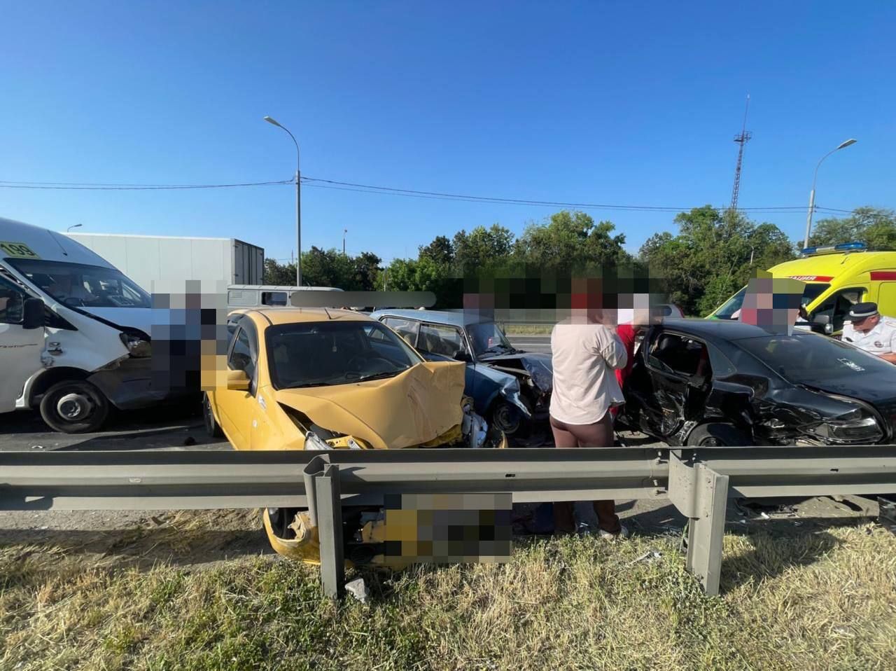 Злостный нарушитель ПДД погиб в ДТП с пятью автомобилями в Невинномысске