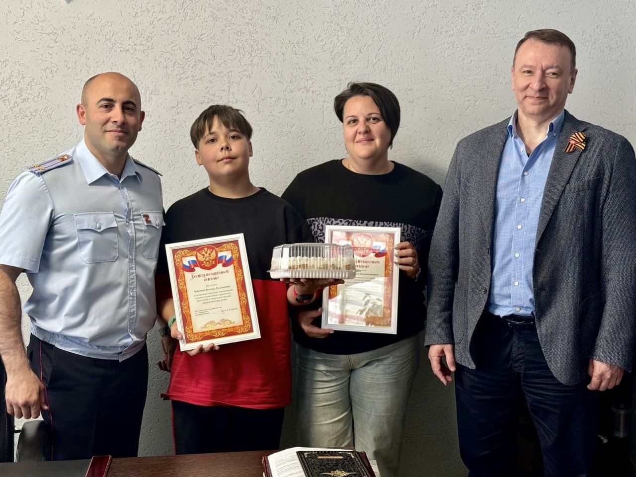 Полиция наградила 12-летнего мальчика за спасение щенка от хулиганов