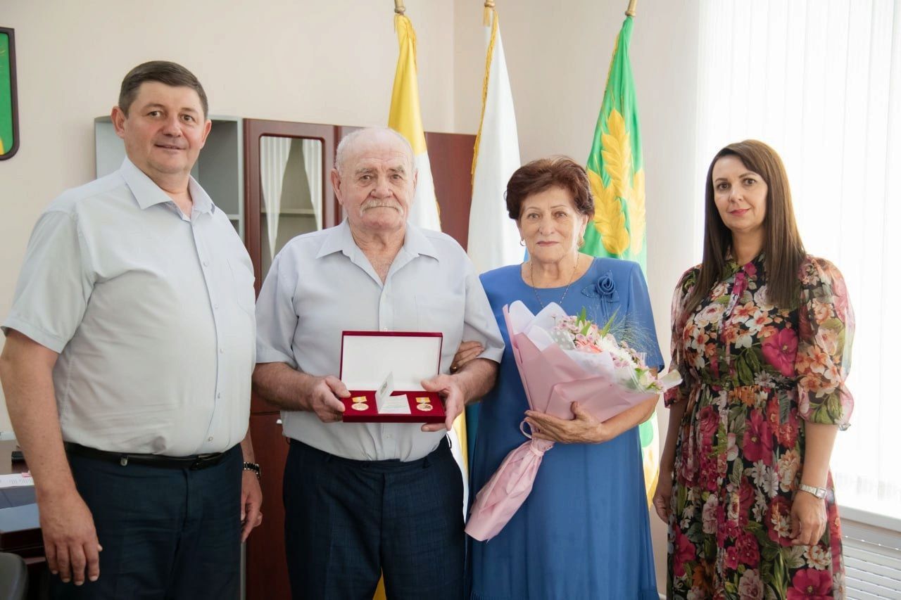 Семейную пару из Будённовска наградили медалью за полувековой союз