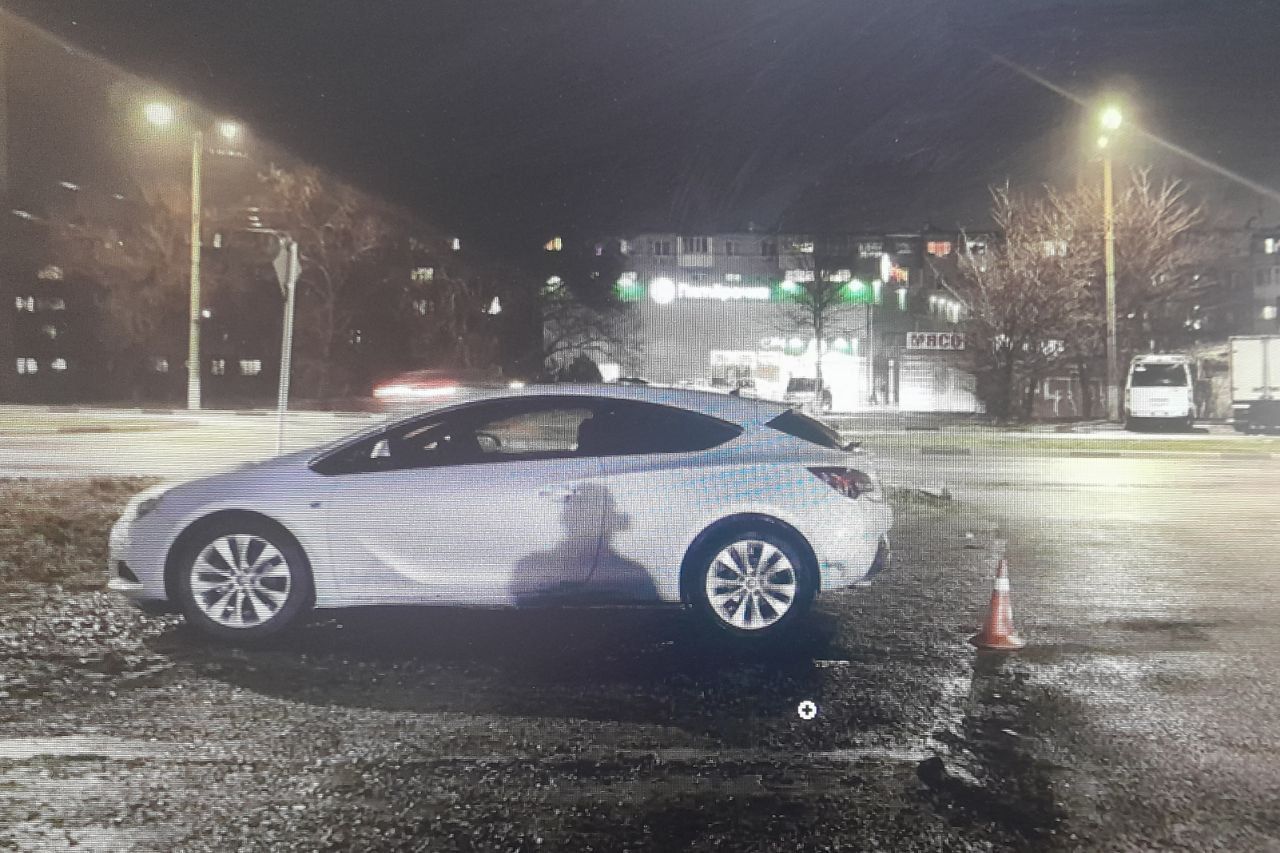 На Ставрополье водитель иномарки, сдавая назад, наехал на пешехода