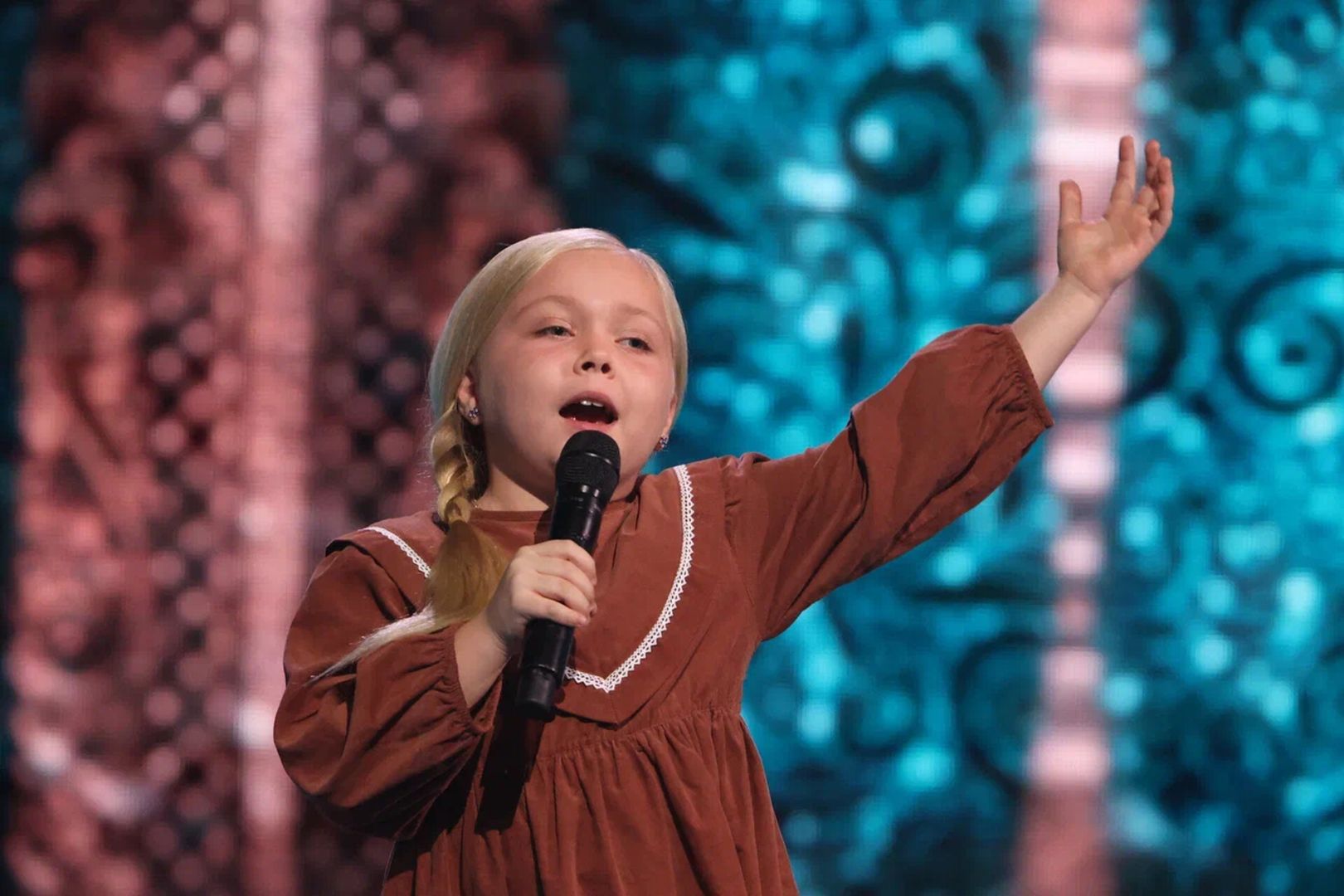 Семилетняя ставропольчанка Маша Никулина вышла в финал шоу Голос.Дети