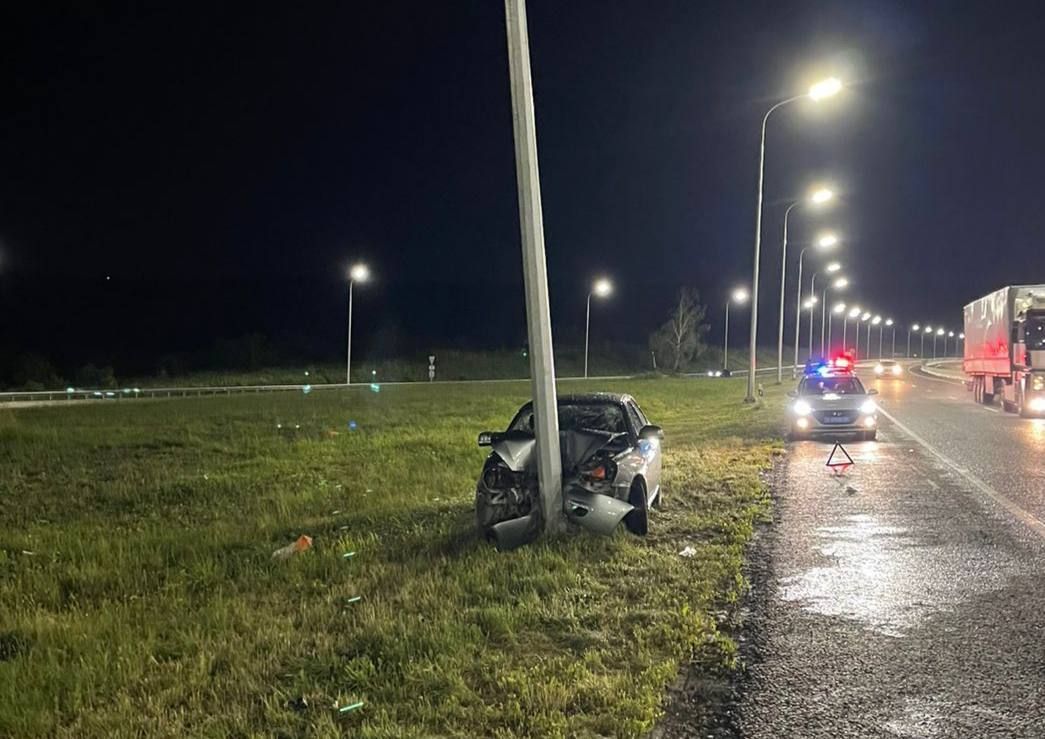 Легковушка влетела в фонарь: пострадали юные ставропольцы