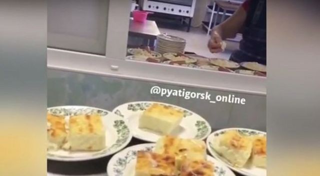 После скандального видео в Пятигорске уволили школьного повара После скандального видео в Пятигорске уволили школьного повара