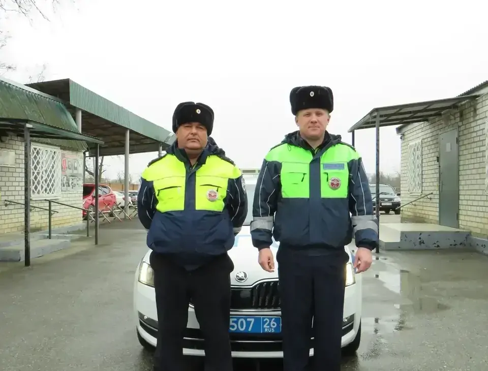 Автоинспекторы помогли ставропольчанке, автомобиль которой заглох на дороге
