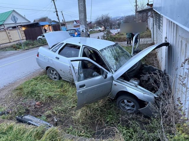На Ставрополье машина с подростками влетела в столб