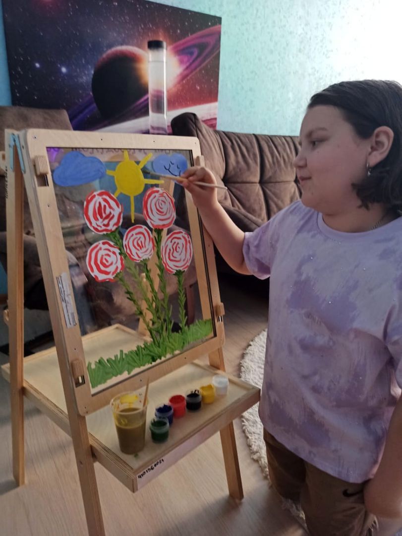 Арт-терапия через прозрачный мольберт развивает моторику и речь