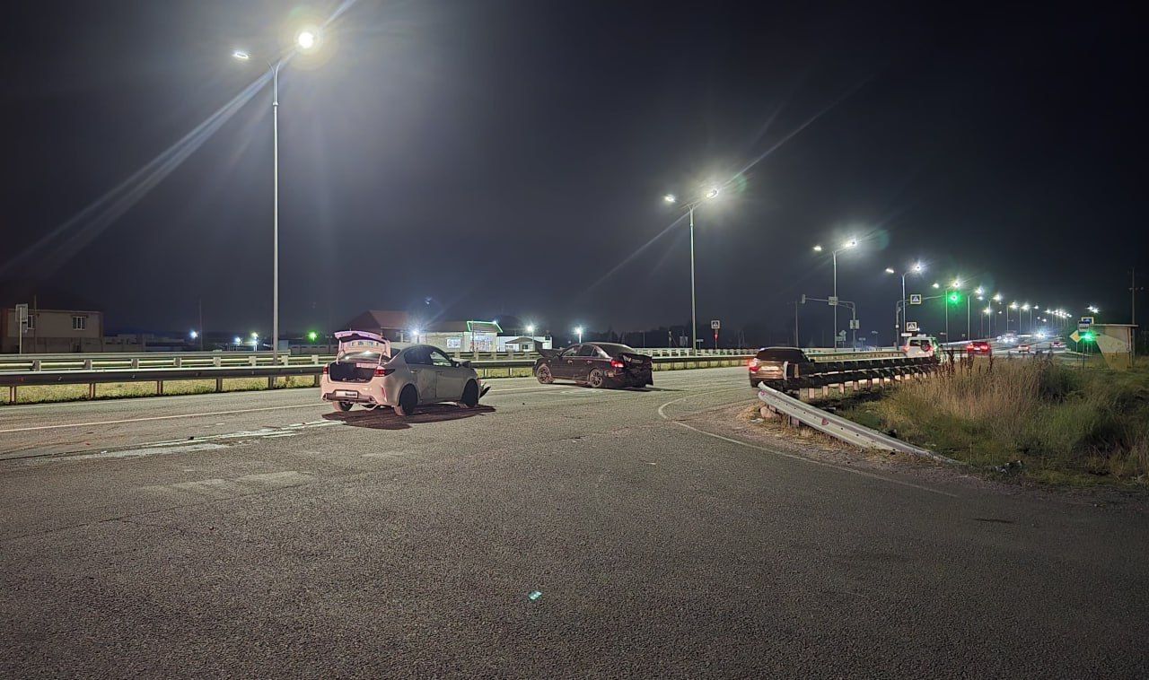 Водитель пострадал при столкновении со стоящим автомобилем на трассе «Кавказ»