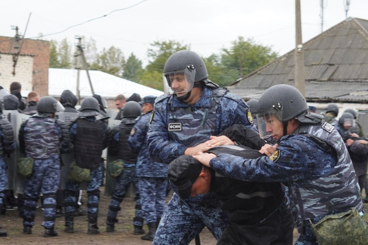 Четыре ведомства отработали освобождение заложников в колонии Ставрополья