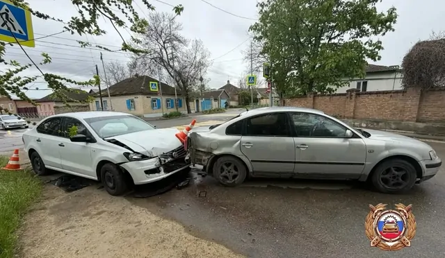 В Светлограде иномарка пролетела на красный, двое пострадали