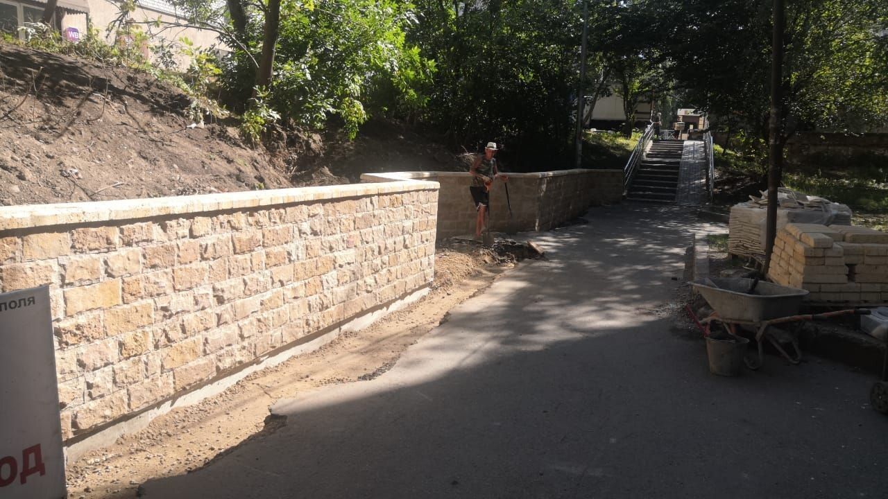 В Ставрополе ремонтируют 100-метровую подпорную стену по улице 50 лет ВЛКСМ